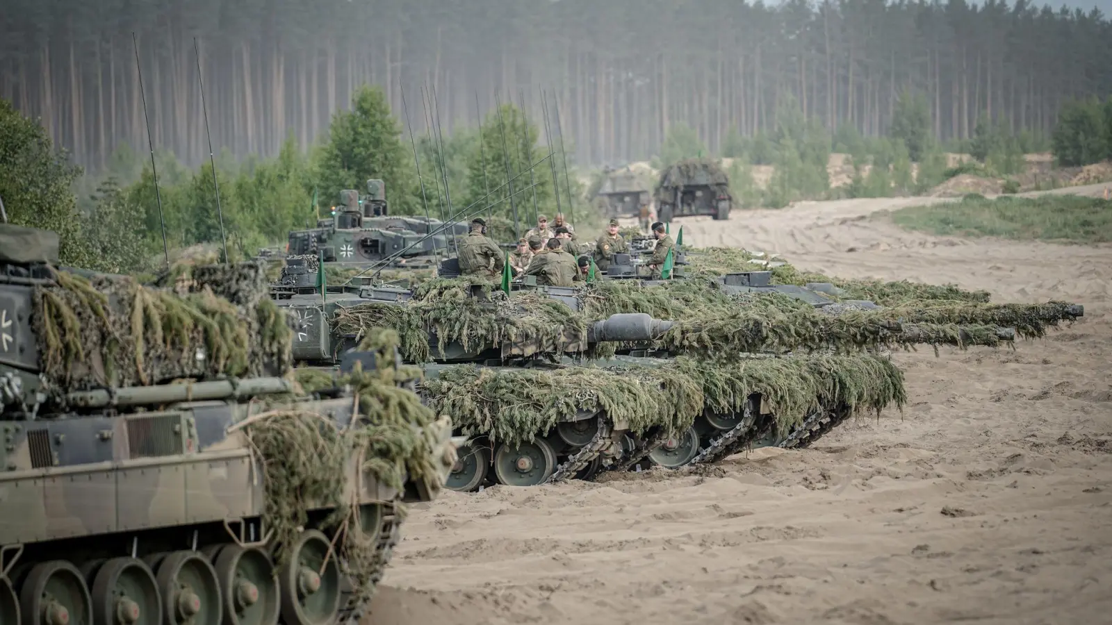 Geld verdienen mit Waffen? Eine knappe Mehrheit der Bundesbürger findet das vertretbar (Archivbild) (Foto: Kay Nietfeld/dpa)
