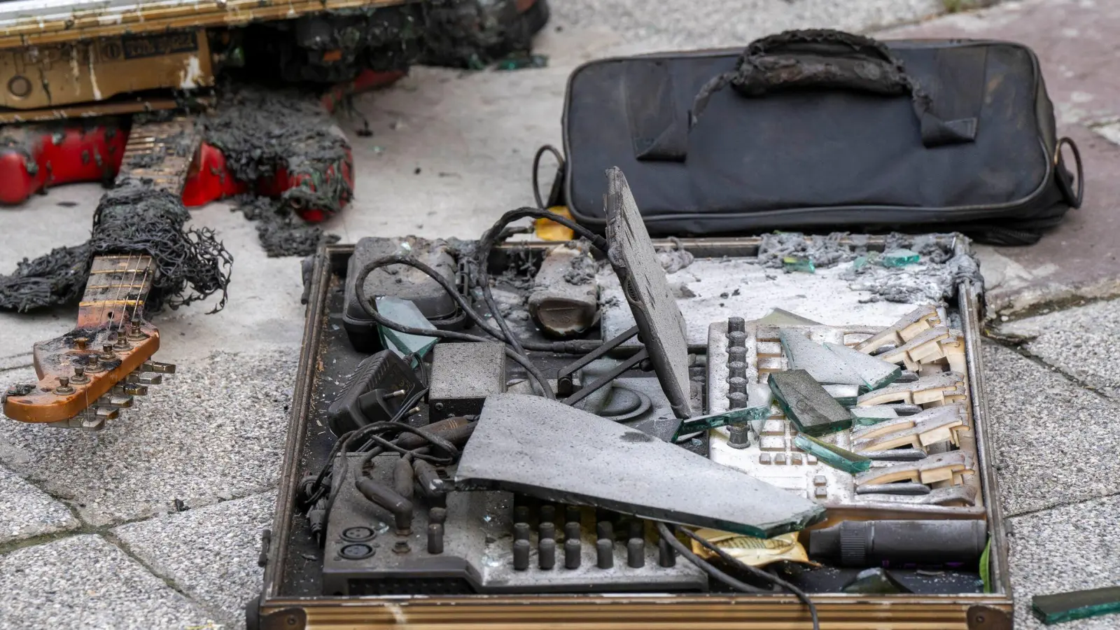 Eine verkohlte Gitarre und ein Mischpult zeugen davon, dass das Lokal lichterloh brannte. (Foto: Adryel Talamantes/ZUMA Press Wire/dpa)