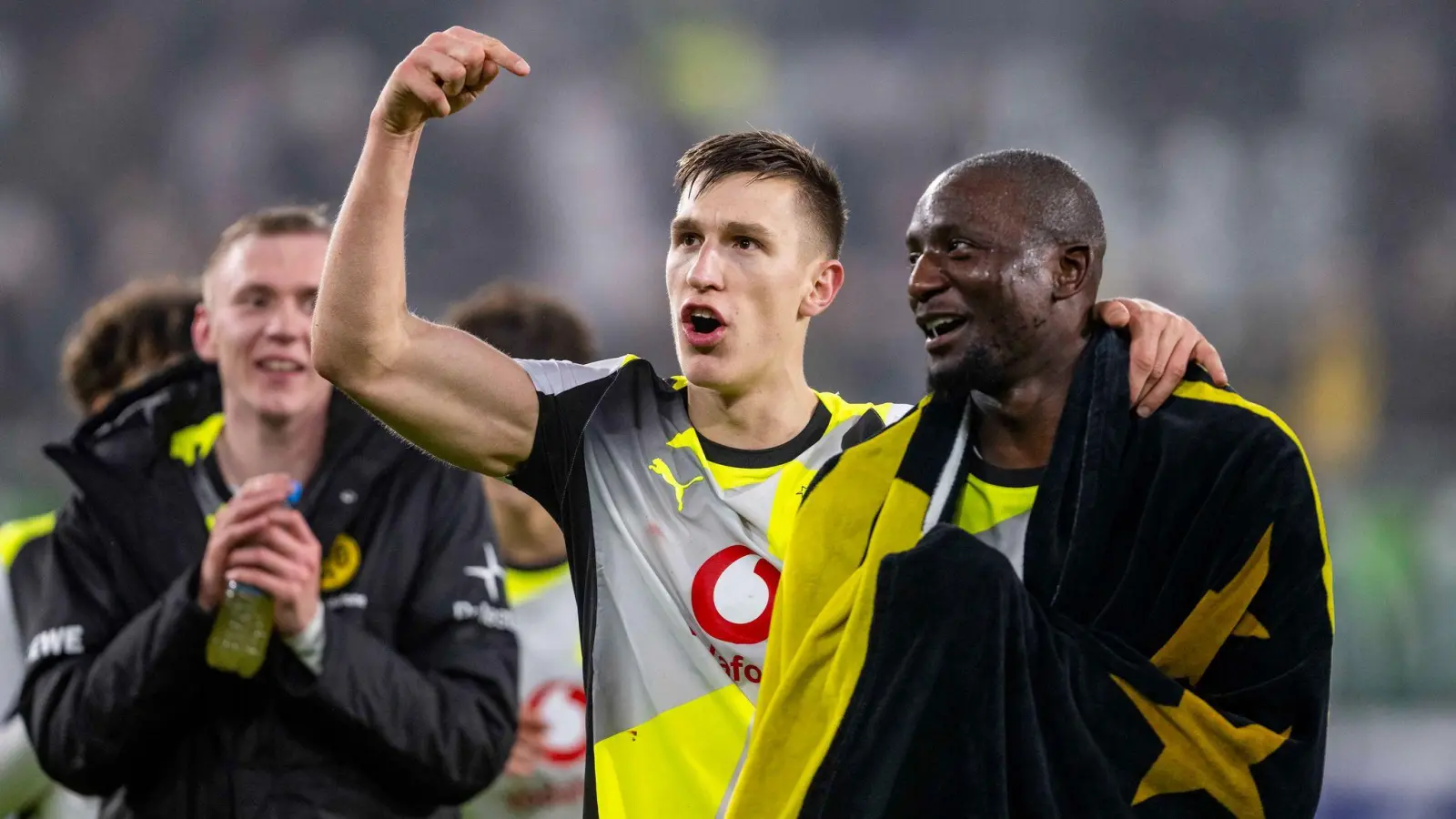 Anführer mit Ambitionen: BVB-Abwehrchef Nico Schlotterbeck (M) mit Sieg-Torschütze Serhou Guirassy (r) nach dem 2:1 in Wolfsburg.    (Foto: David Inderlied/dpa)