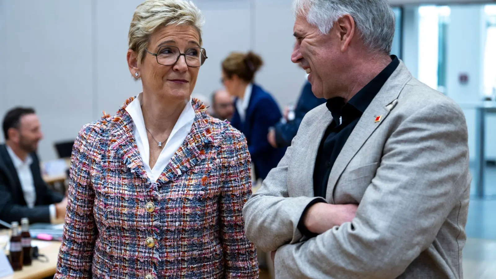 Peilen einen Pilotabschluss an: Horst Ott, Verhandlungsführer der IG Metall Bayern, und Angelique Renkhoff-Mücke, Verhandlungsführerin des Arbeitgeberverbands vbm. (Archivbild) (Foto: Lennart Preiss/dpa)