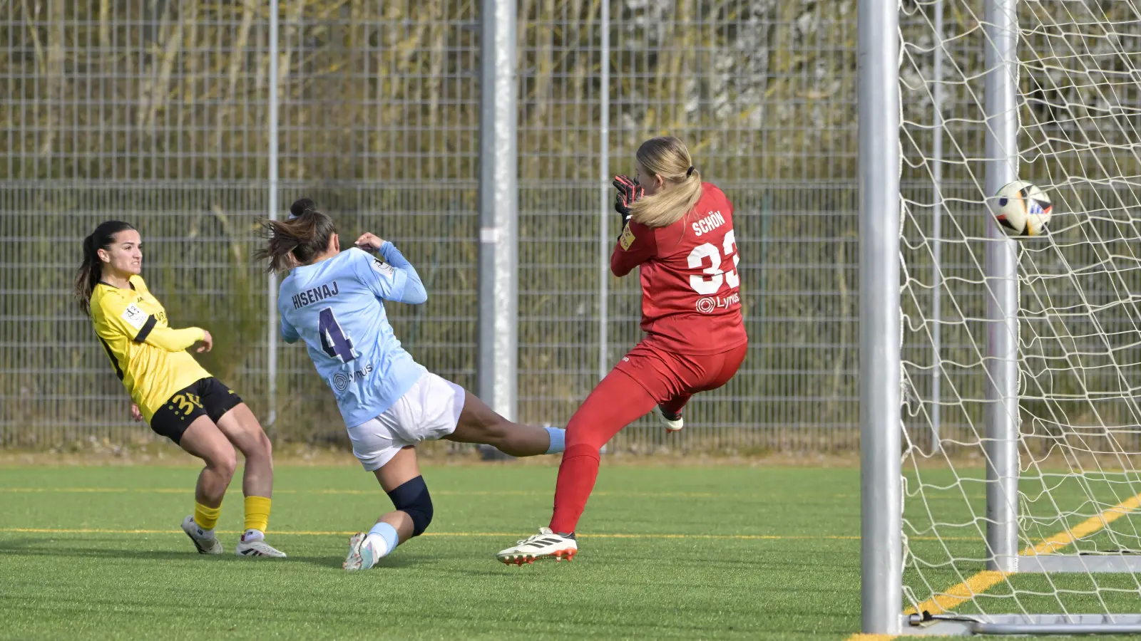 Der Ausgleich für Weinberg: Djellza Istrefaj (links) erzielt das 1:1, SG-Torfrau Marisa Schön ist geschlagen. (Foto: Martin Rügner)