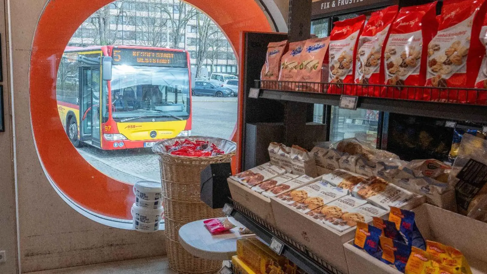 Die „Teo“-Märkte kommen komplett ohne Personal aus. (Foto: Boris Roessler/dpa)