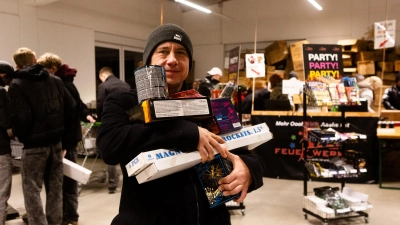 In Schlüsselfeld decken sich zum Jahreswechsel Hunderte Feuerwerks-Fans mit Pyrotechnik aller Art ein. (Foto: Evi Lemberger)