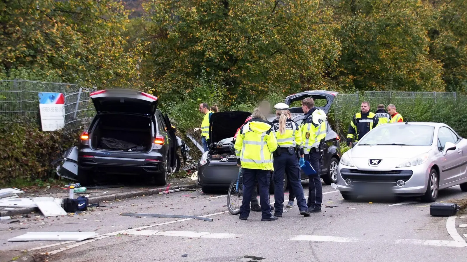 Dem Fahrer des Unfallwagens wurde eine Blutprobe entnommen. (Foto: -/SDMG/dpa)