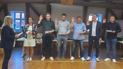 Die neuen Ratsmitglieder wurden von Dr. Birgit Kreß vereidigt: Nadine Paulus, Thomas Fleischmann, Moritz Hildner, Dieter Popp, Matthias Mandel und Martin Stieglitz (von links). (Foto: Ulli Ganter)