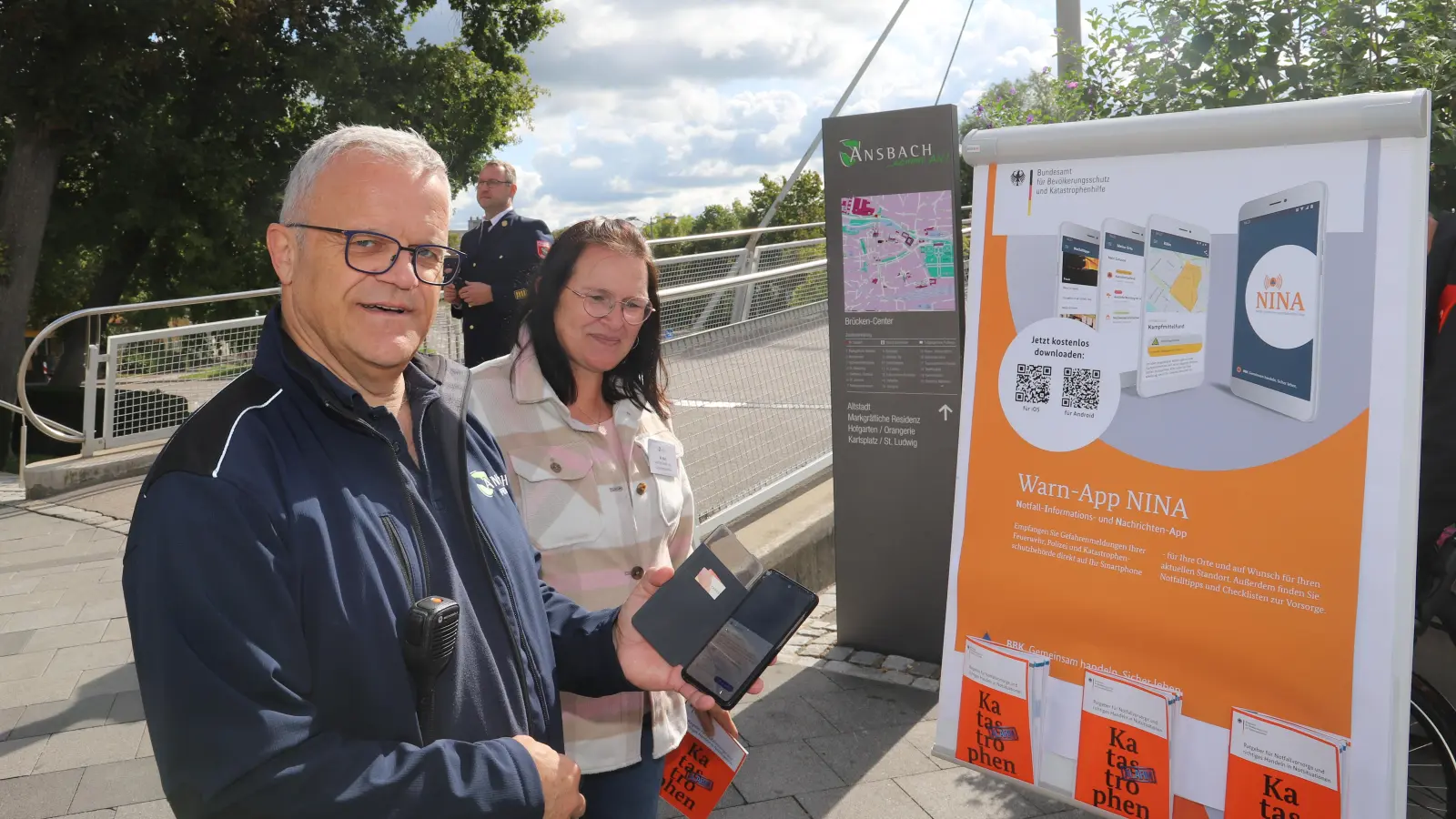 Martin Zippel und Martina Kurz vom Amt für Brand- und Katastrophenschutz der Stadt informieren über die Warn-App Nina. (Foto: Oliver Herbst)