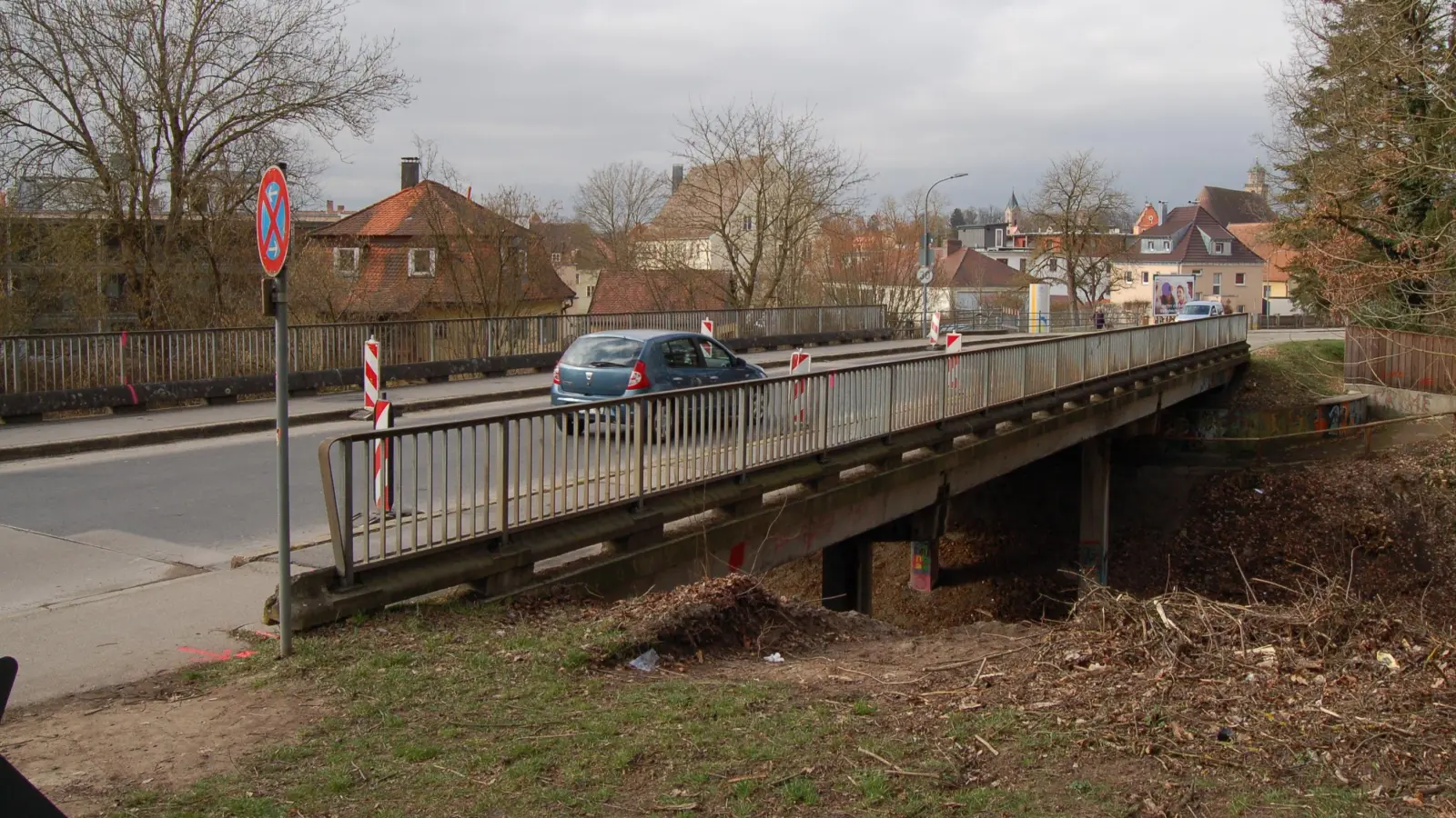 Die Böschung am Rand der Stauferwallbrücke ist bereits von Gehölz befreit. Am kommenden Montag startet dann das Bauprojekt, bei dem die alte Brückenkonstruktion abgebrochen und später durch eine neue ersetzt wird. Die Arbeiten sollen bis Dezember dauern. (Foto: Markus Weinzierl)