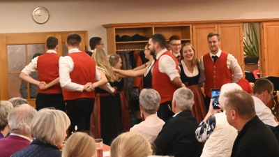 Die „Maitänzer Burgbernheim” unter Leitung von Daria Vost brachten jugendlichen Schwung in den Abend. (Foto: Judith Marschall)