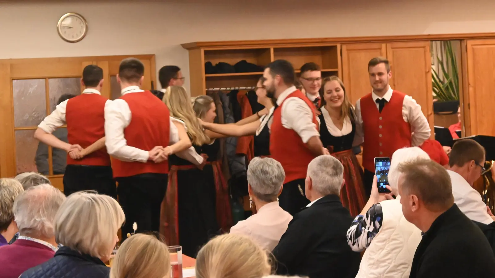 Die „Maitänzer Burgbernheim” unter Leitung von Daria Vost brachten jugendlichen Schwung in den Abend. (Foto: Judith Marschall)