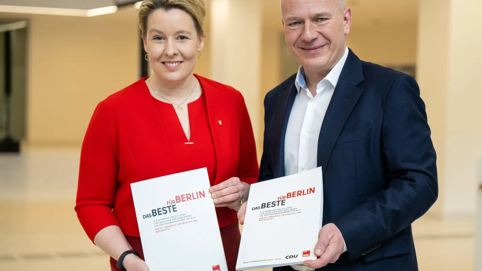 Franziska Giffey und Kai Wegner stellen den Koalitionsvertrag vor. (Foto: Monika Skolimowska/dpa)