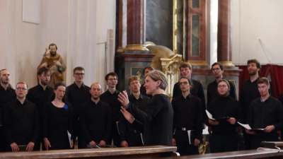 Dirigierte den Universitätschor Dresden zum letzten Mal im Konzert: Christiane Büttig. (Foto: Thomas Wirth)