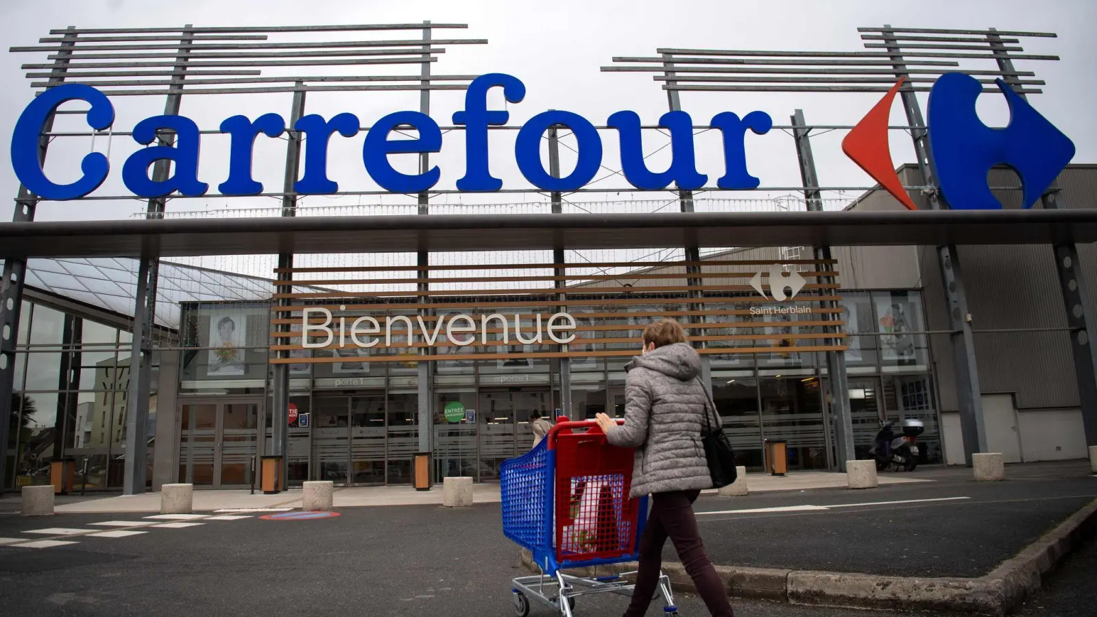Der Supermarktkette Carrefour machen die Unruhen in Frankreich zu schaffen (Archivbild) (Foto: Loic Venance/AFP/dpa)