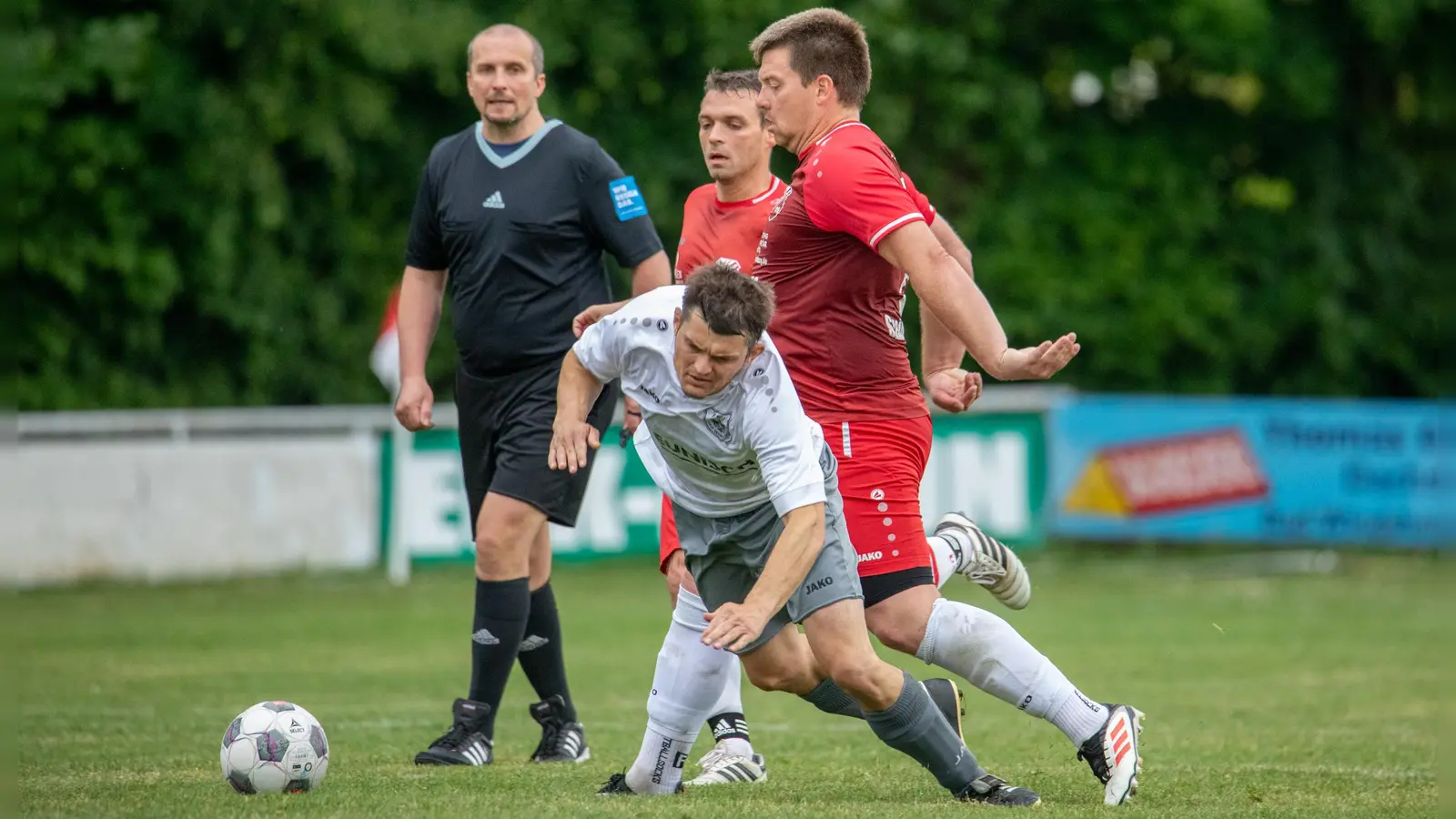 Stefan Blank (vorne, hier bedrängt vom Dietenhöfer Lukas Zeiler Rodrigues) hatte Bad Windsheim mit 1:0 in Führung gebracht. Am Ende hieß es 3:1 für Dietenhofen, das damit seine Chance auf den Titel wahrte. Bad Windsheim kann immerhin noch die Abstiegsrelegation erreichen.  (Foto: Markus Zahn)