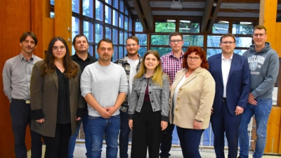 Bürgermeister Simon Göttfert (5. von links) vereidigte die neuen Gemeinderätinnen und -räte (von links): André Lober, Maria Hillermeier, Andreas Engelhardt, Stefan Obermeier, Tina Böhmdofer, Felix Frey, Elke Pfahler, Matthias Hailmann und Christian Boas. (Foto: Werner Wenk)