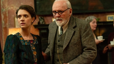 Anthony Hopkins übernahm die Rolle des Sigmund Freud. Liv Lisa Fries (l.) spielt Tochter Anna.  (Foto: Sabrina Lantos/X-Verleih/dpa)