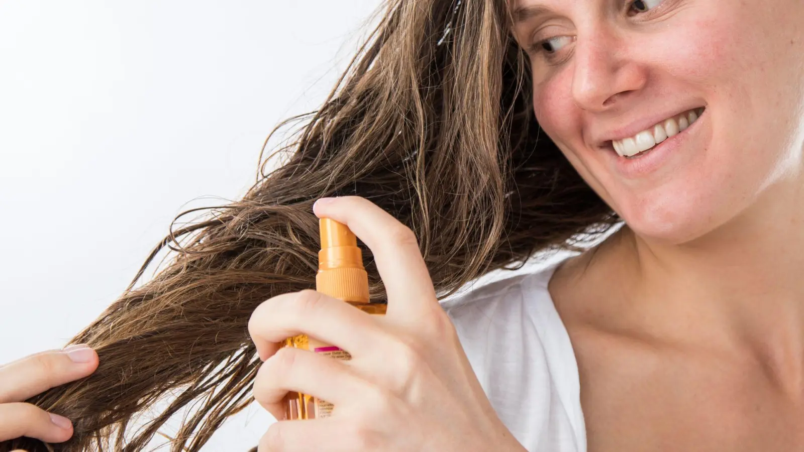 Pflegeprodukte wie Conditioner versorgen das Haar mit Feuchtigkeit und helfen bei Verfilzungen. (Foto: Christin Klose/dpa-tmn)