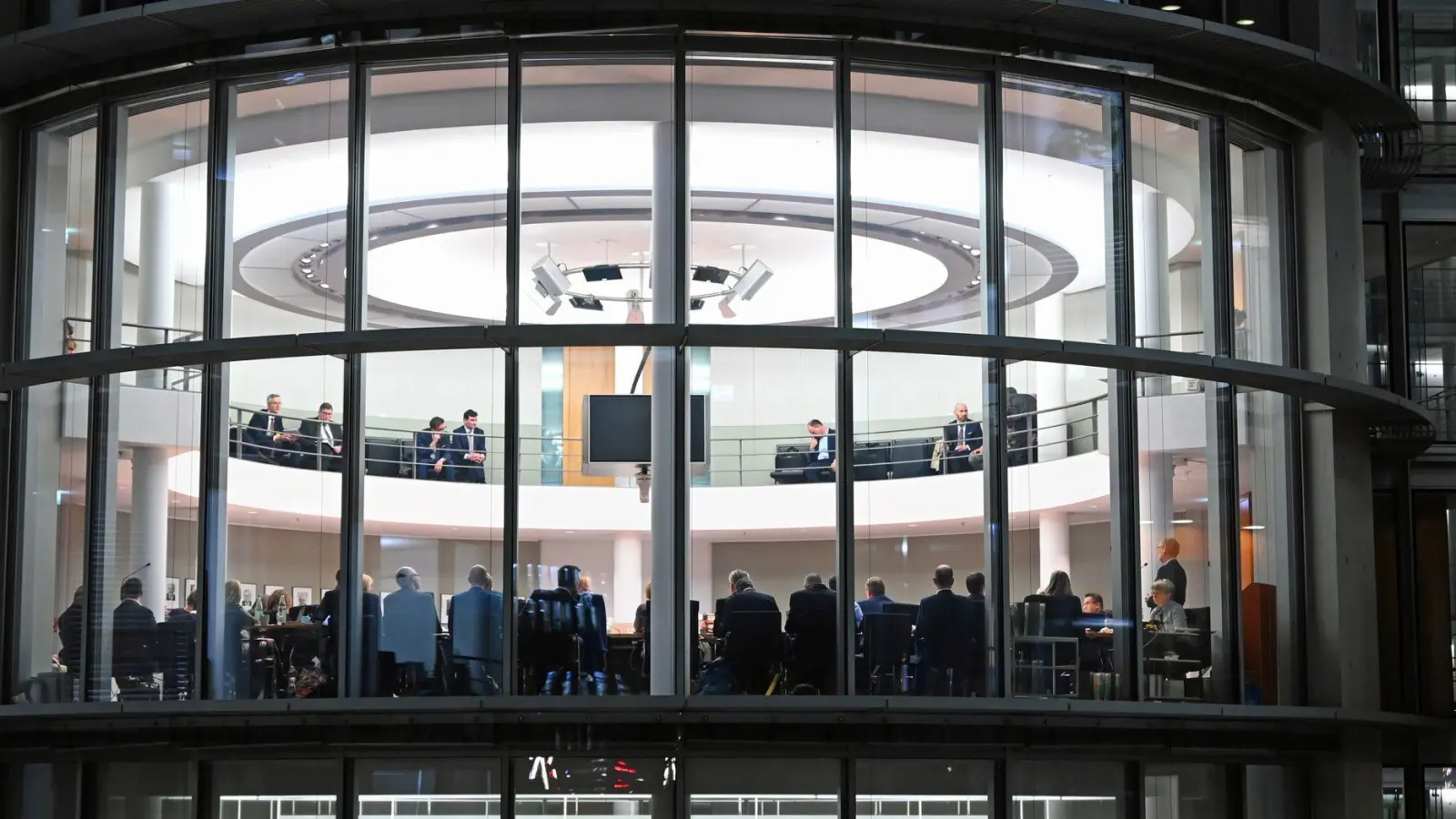 Die Sitzung dauerte bis zum frühen Morgen.  (Foto: Elisa Schu/dpa)