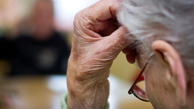 Schätzungsweise 1,8 Millionen Deutsche sind an Demenz erkrankt. Ein neuer Lancet-Report sieht großes Präventionspotenzial, würden bestimmte Risikofaktoren minimiert. (Symbolbild) (Foto: Patrick Pleul/dpa-Zentralbild/dpa)