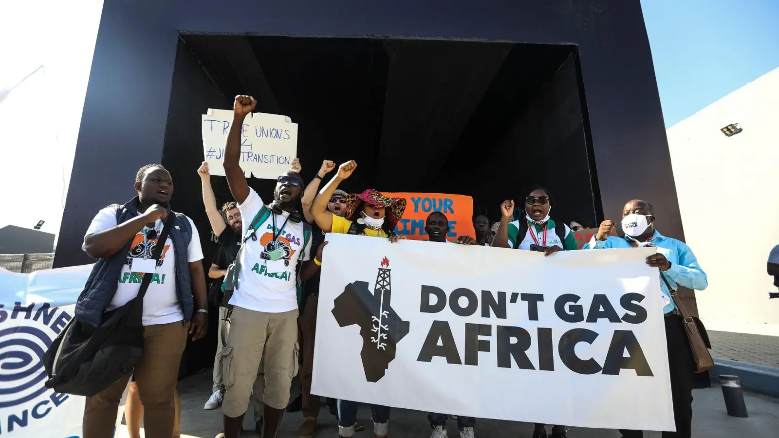 Klimaaktivisten halten in Scharm el Scheich ein Transparent mit der Aufschrift „Don&#39;t Gas Africa“. (Foto: Gehad Hamdy/dpa)