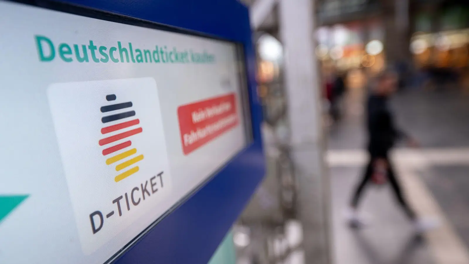 Bayern taxiert die Finanzierungslücke auf mindestens 750 Millionen Euro im nächsten Jahr - entsprechend müsse der Preis des 49-Euro-Tickets auf 64 Euro steigen. (Archivbild) (Foto: Sebastian Gollnow/dpa)