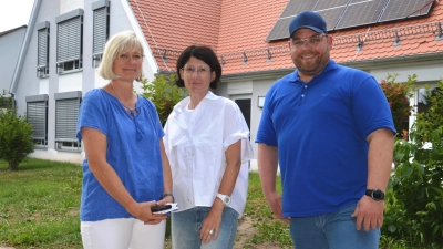 Architektin Monika Schneider mit Einrichtungsleiterin Heike Ungerer und Pfarrer Johannes Sichert (v. li. n. re.) im Garten der Kita. (Foto: Peter Tippl)