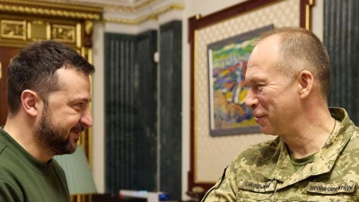 Der ukrainische Präsident Wolodymyr Selenskyj (l) und der Oberbefehlshaber Olexander Syrskyj haben Reaktionen auf mögliche Verstöße Russland gegen die Osterwaffenruhe angekündigt. (Archivbild) (Foto: Ukrainisches Präsidentialamt/Pool/Planet Pix via ZUMA Press Wire/dpa)