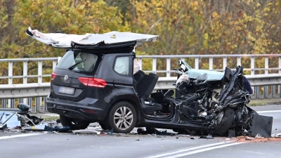 Der schwarze Pkw wurde völlig zerstört. Das Dach des Wagens ist größtenteils abgerissen. (Foto: Swen Pförtner/dpa)