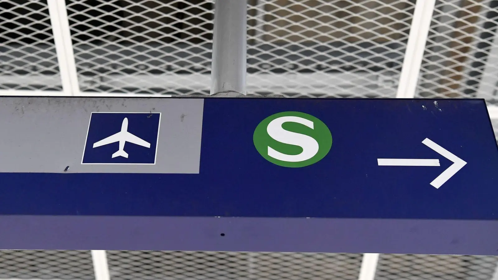 Neben der Stammstrecke ist auch die S8 zum Flughafen von Bauarbeiten betroffen. (Symbolbild) (Foto: Peter Kneffel/dpa)