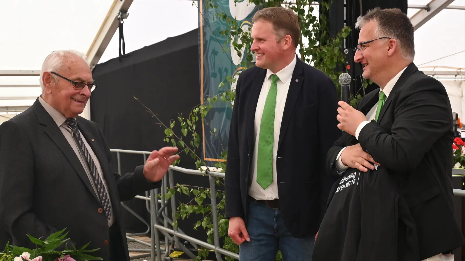 Maschinenring-Gründervater Hermann Schmidt, der Vorsitzende Herbert Weigand und Geschäftsführer Manuel Burger (von links) freuen sich über die Erfolgsgeschichte der Unterstützungsorganisation. (Foto: Judith Marschall)