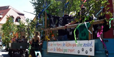 Am Sonntag ab 13.30 Uhr ziehen die Ortsburschen mit ihren Motivwagen durch die Straßen der Gemeinde.  (Foto: Gudrun Schwarz-Köhler)