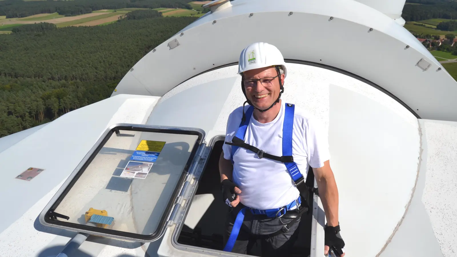 Nein, nicht aus einem Flugzeug-Cockpit, sondern aus der Windrad-Gondel steigt Flachslandens Bürgermeister Hans Henninger. (Foto: Andrea Walke)