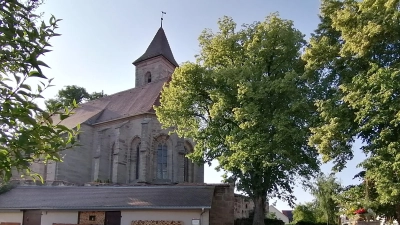 Die auf einer leichten Anhöhe stehende Marienkirche prägt den Ort an der Sulzach. (Foto: Fritz Zinnecker)