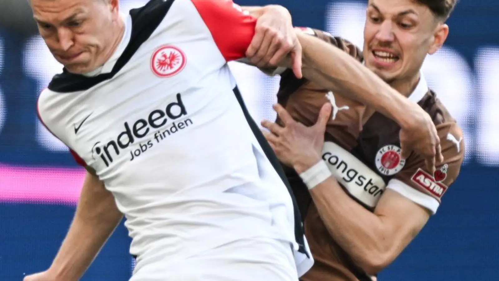 Frankfurts Rasmus Kristensen (l) erzielte nach nur 24 Sekunden die Führung gegen den FC St. Pauli. (Foto: Arne Dedert/dpa)