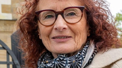 Vor dem Portal der Synagoge will die Israelitische Kultusgemeinde Straubing-Niederbayern mit ihrer Vorsitzenden Anna Zisler an den ersten jüdischen Gottesdienst nach Kriegsende erinnern. (Foto: Armin Weigel/dpa)