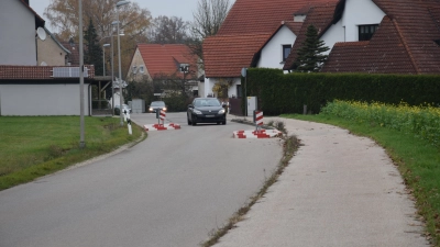 Falsch platziert, mehr Probleme als Nutzen: So lauteten die Vorwürfe mit Blick auf die Fahrbahnverengung auf der Straße von Meinhardwinden in Richtung Kurzendorf. (Foto: Florian Schwab)