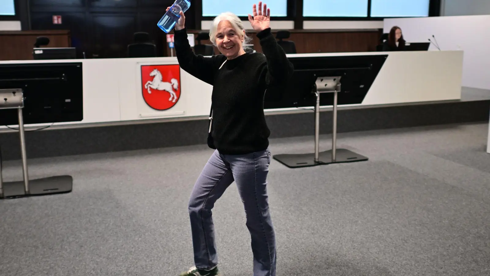 Daniela Klette winkt freudig, wenn Unterstützer im Publikum sitzen. (Archivbild) (Foto: Sina Schuldt/dpa)