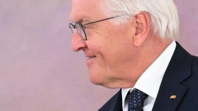 Doch noch geschafft: Nach dem erfolgreichen zweiten Wahlgang ernennt Bundespräsident Steinmeier CDU-Chef Merz zum Kanzler. (Foto: Bernd von Jutrczenka/dpa)