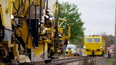 Dieser Gleisbautrupp war im November 2022 bei Laubendorf an der Zenngrundbahn zugange. Nun werden wieder Schienen erneuert.. (Foto: Heinz Wraneschitz)