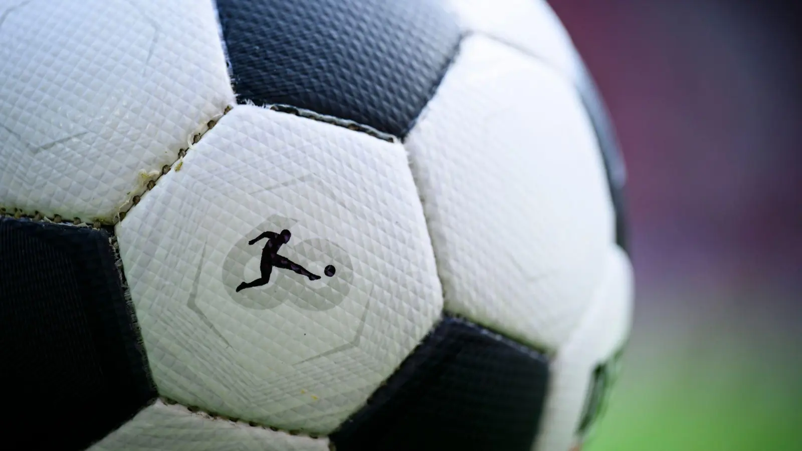 Die Würzburger Kickers verurteilen die Vorfälle im Schweinfurter Stadion. (Foto: Tom Weller/dpa)