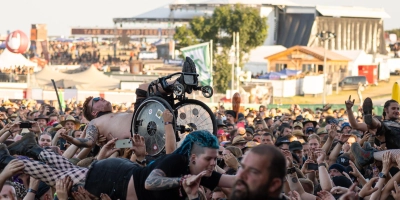 Crowdsurfing der besonderen Art: Ein Rollstuhlfahrer wird von zahlreichen Händen getragen. (Foto: Mirko Fryska)