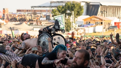 Crowdsurfing der besonderen Art: Ein Rollstuhlfahrer wird von zahlreichen Händen getragen. (Foto: Mirko Fryska)