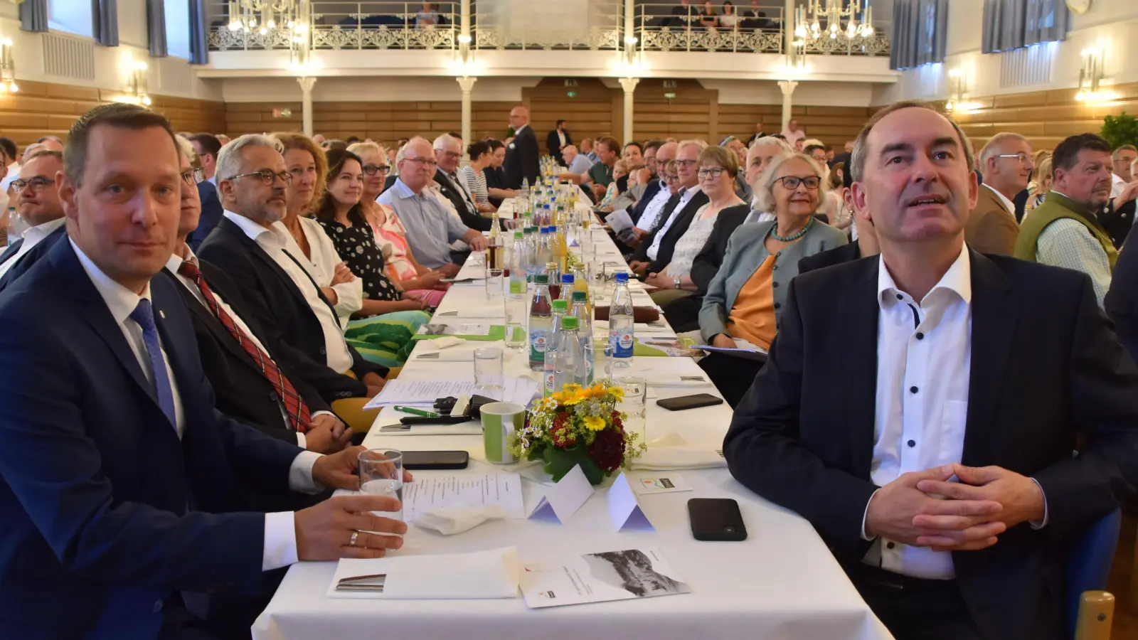 Wirtschaftsminister Hubert Aiwanger (rechts) und Bezirkstagspräsident Armin Kroder (links) beim Festakt in der Alten Reithalle aus Anlass des 175-jährigen Bestehens des heutigen landwirtschaftlichen Bildungszentrums in Triesdorf. (Foto: Fritz Arnold)