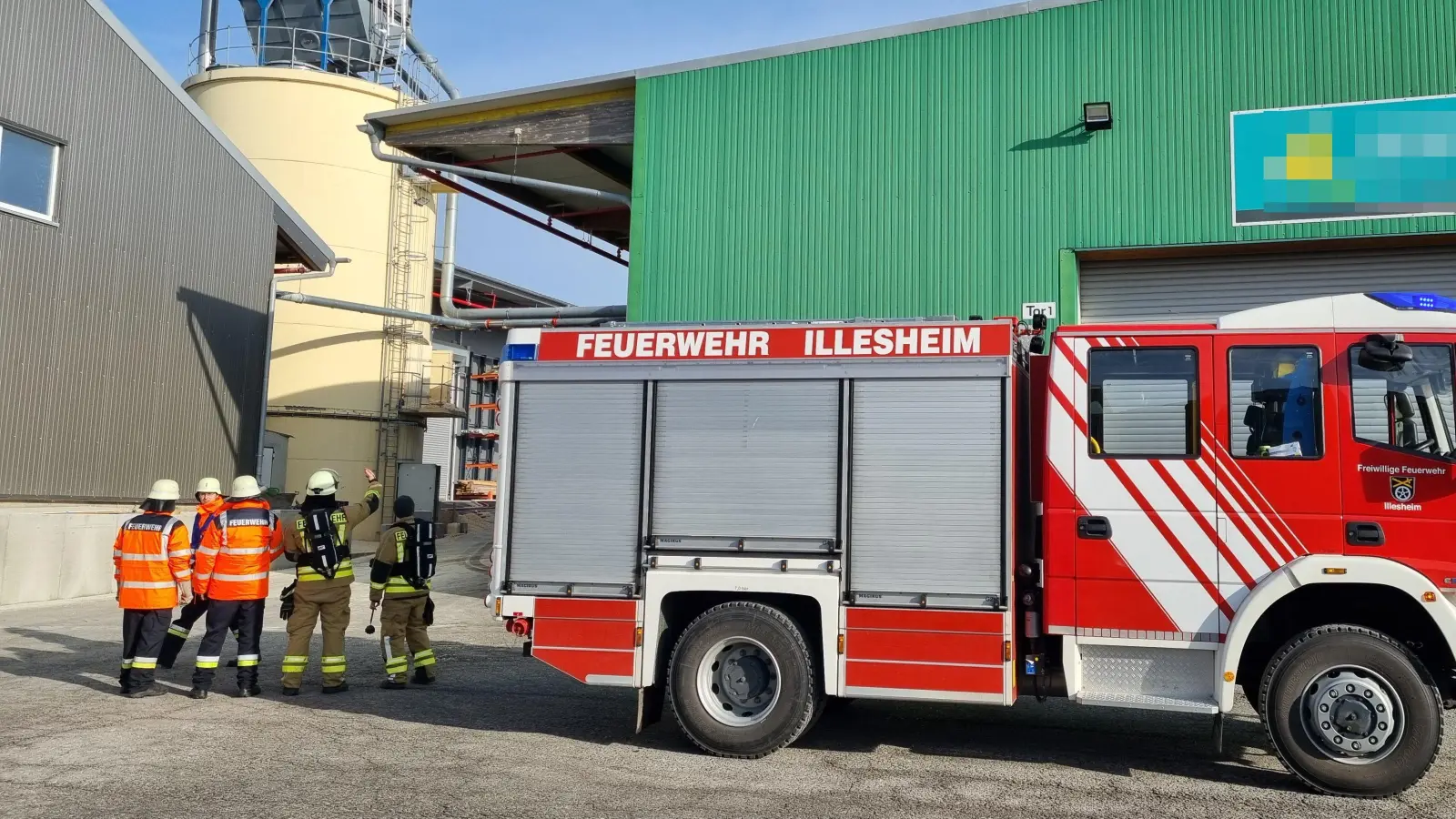 In Schwebheim (Burgbernheim) kämpft die Feuerwehr gegen einen Schwelbrand in einem Hackschnitzelbunker eines Holzbau-Unternehmens. (Foto: Rainer Weiskirchen)