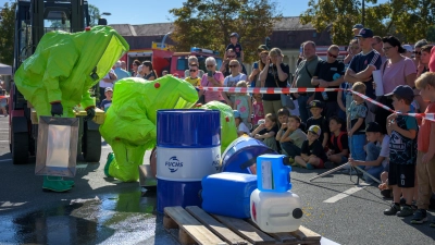 Die Arbeit des Einsatzteams bei der Gefahrgut-Bergung sorgt für viel Staunen der Besuchenden. (Foto: René Chlopotowski)