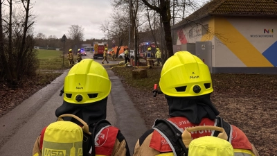 Feuerwehr und NeuStadtWerke waren am Dienstag an der Trafostation am Neustädter Waldbad gefordert. (Foto: Feuerwehr Neustadt)