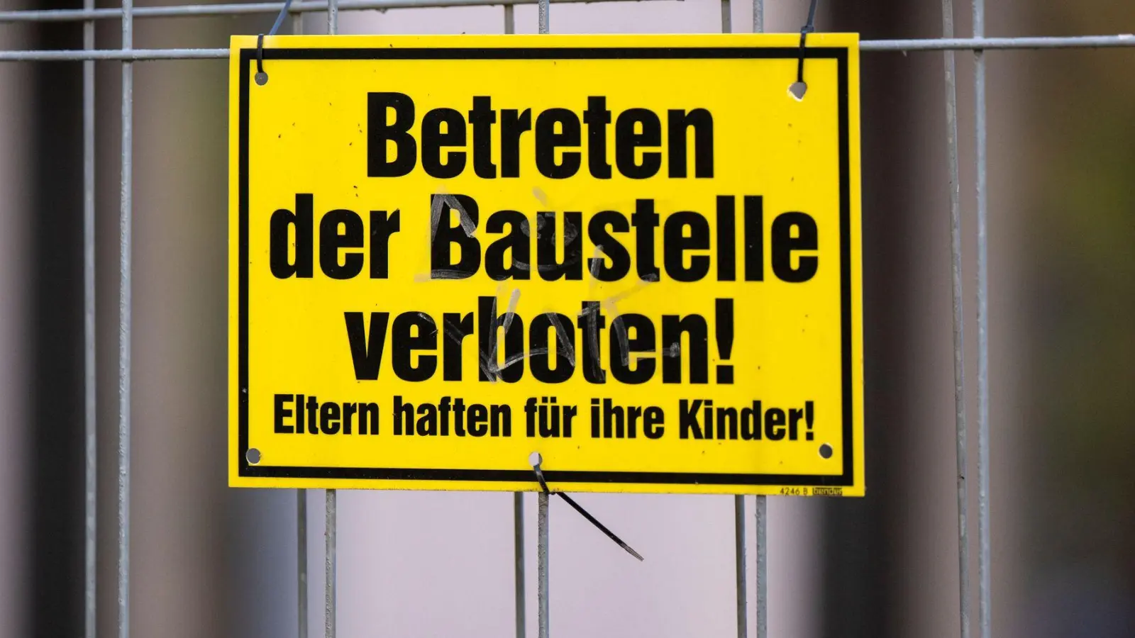 An Baustellen, Spielplätzen und Privatgrundstücken häufig zu lesen: „Eltern haften für ihre Kinder.“ Rechtlich entfaltet das keine Wirkung. (Foto: Monika Skolimowska/dpa/dpa-tmn)