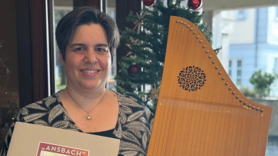 Sigrid Kirsch liebt ihre Veeh-Harfe. Für das Instrument hat die Sängerin und Musikerin Stücke mit Bezug zu Ansbach komponiert. (Foto: Lara Hausleitner)