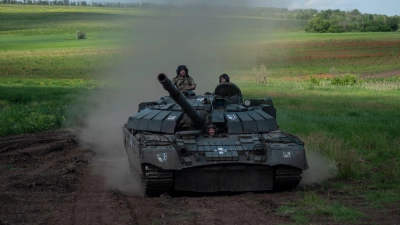 Ein ukrainischer Panzer fährt in der Nähe von Tschassiw Jar. (Foto: ryna Rybakova/AP/dpa/Archiv)