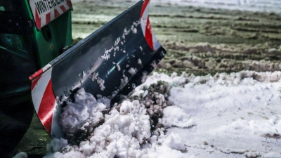 Schnee in Stuttgart wird geräumt. (Foto: Christoph Schmidt/dpa)