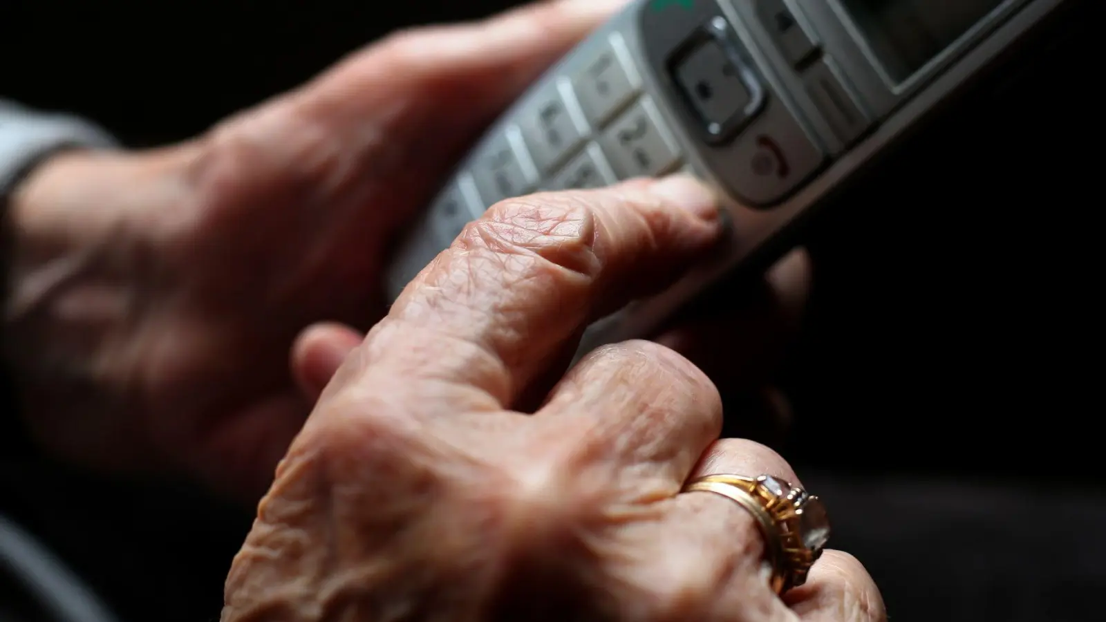 Die 90-Jährige wurde Opfer eines Callcenter-Betrugs. Mit diesem Begriff fasst die Polizei Taten zusammen, die als „Enkeltrick“, „Schockanruf“ oder „falsche Polizeibeamte“ bekannt sind. (Symbolbild) (Foto: Karl-Josef Hildenbrand/dpa)